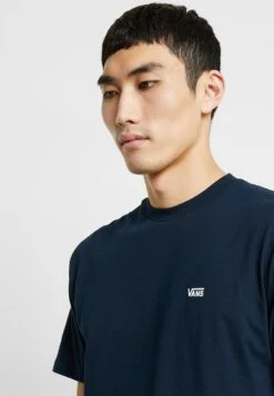 Vans Left Chest Logo - T-Shirt Basique - Navy/White -Tenue Sport Homme Magasin 0b00dcb3277e4c9fb54d554dbaecdee9