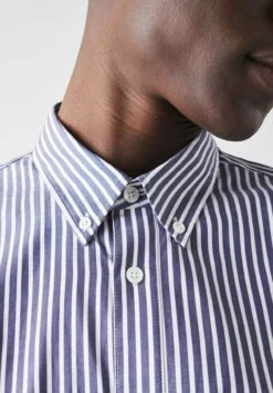 Lacoste Chemise - Blanc / Bleu Marine 11 Lacoste Chemise - Blanc / Bleu Marine -Tenue Sport Homme Magasin 2149e6c8107d4c148981dc8fadc4d80d