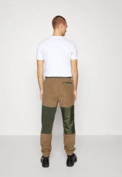 Lacoste Pantalon De Survêtement - Leafy/Baobab -Tenue Sport Homme Magasin 2b3cc5d0918f4ece8023ea4b4b981b51