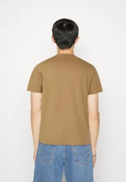 Lacoste T-Shirt Basique - Cookie 10 Lacoste T-Shirt Basique - Cookie -Tenue Sport Homme Magasin 5615007e86474ff6bcf016db0bb34821