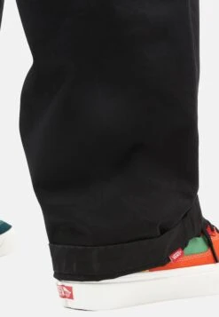 Vans Authentic Baggy - Chino - Black 9 Vans Authentic Baggy - Chino - Black -Tenue Sport Homme Magasin 8c5d5487bb814a0ab4b9f500c959f728