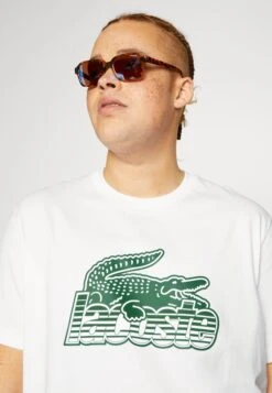 Lacoste T-Shirt Imprimé - White -Tenue Sport Homme Magasin 9037a1419c35465eb75402ff7ae34624