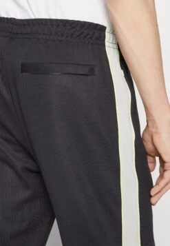 Lacoste Pantalon De Survêtement - Abysm -Tenue Sport Homme Magasin db63e089a7814928ae8b24befbeb7a80